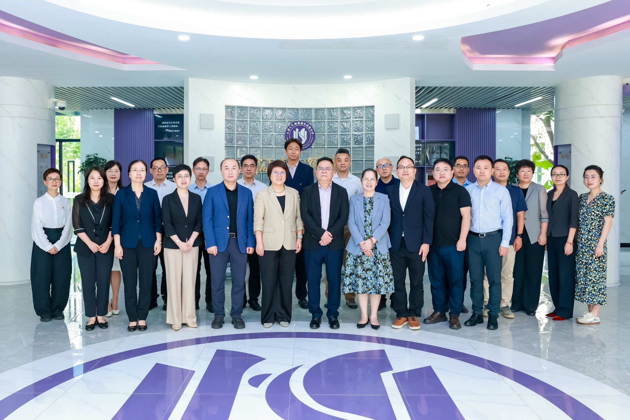 J9国际集团嘉定基础教育集团签约仪式（合影）.jpeg